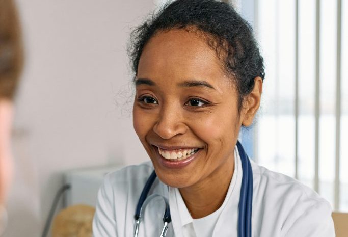 Anställd inom vård och omsorg tränar yrkessvenska på sin arbetsplats