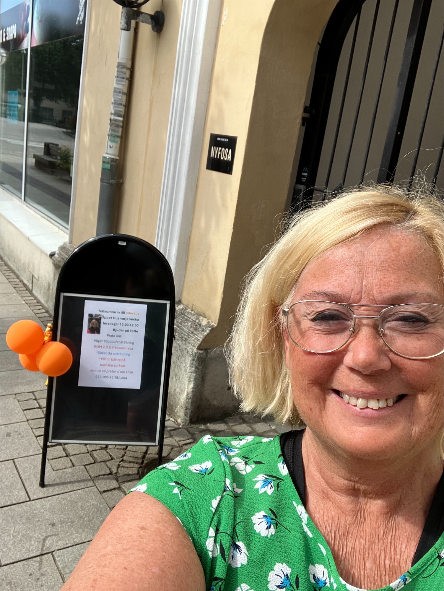 Handledare Lena Åberg Eductus Uddevalla står utanför Eductus kontor i Uddevalla, ler och tittar in i kameran
