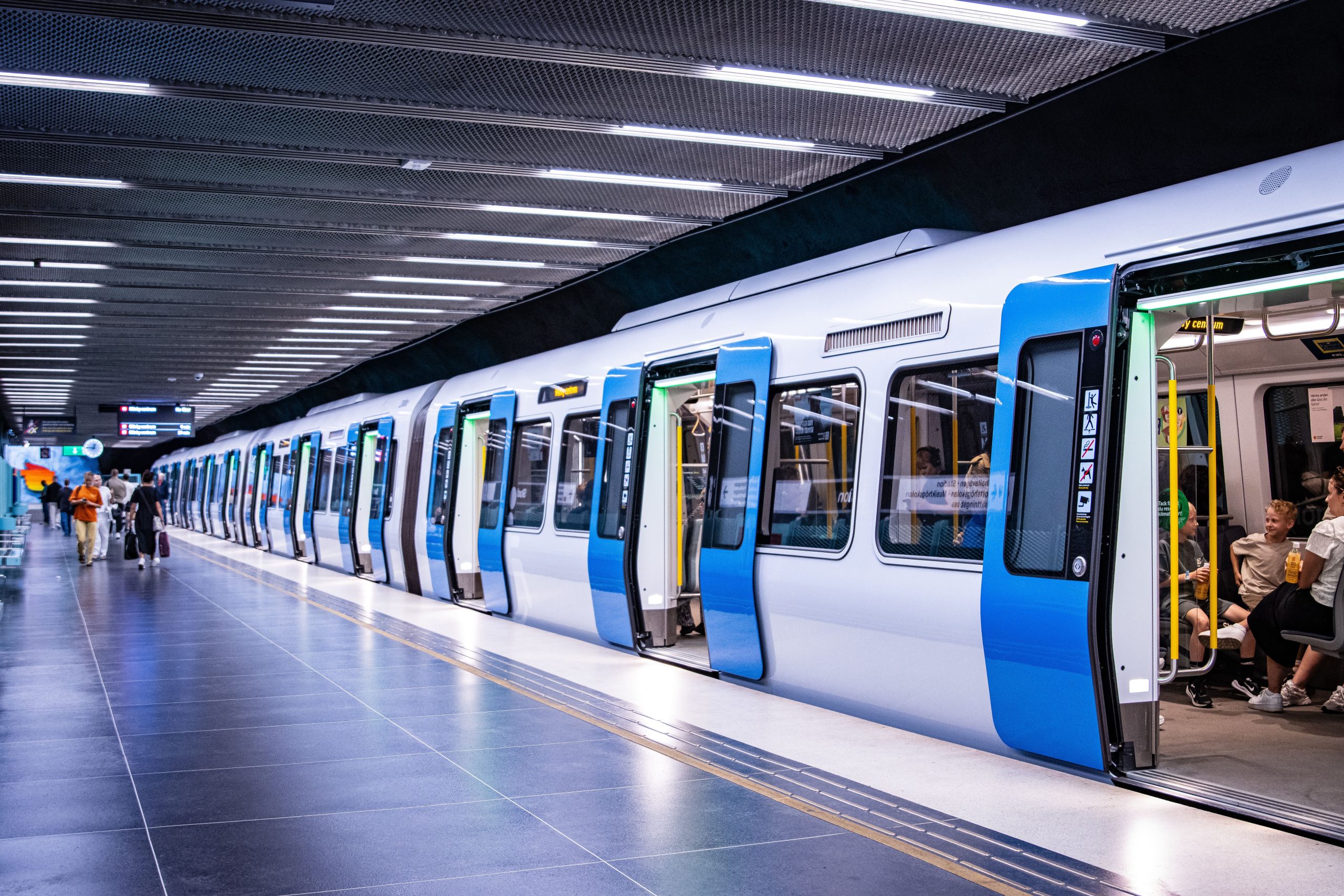 ett stillastående tunnelbanetåg på tunnelbanestation i stockholm, dörrarna står öppna