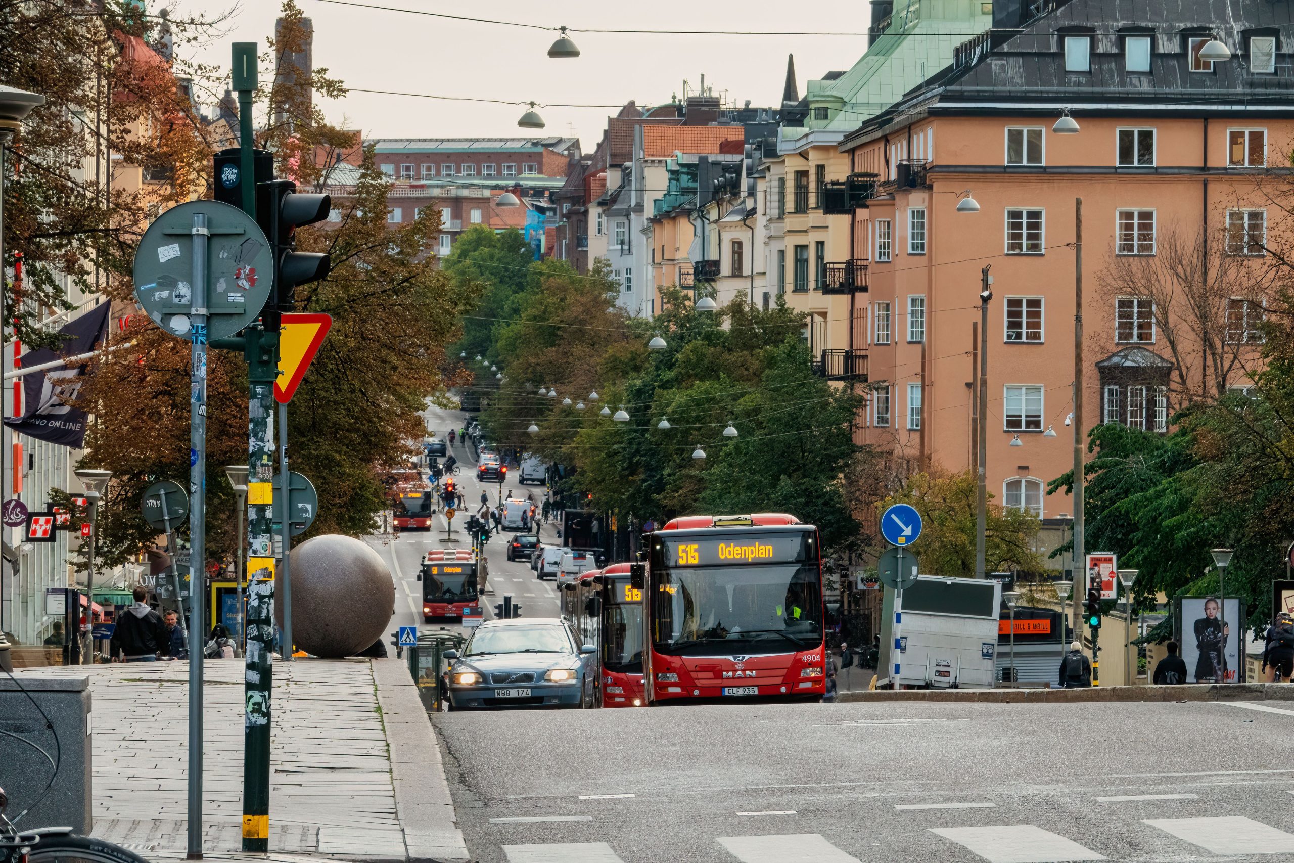 En lokalbuss kör i centrala Stockholm med ändhållplats Odenplan, det är fler bilar ute i trafiken